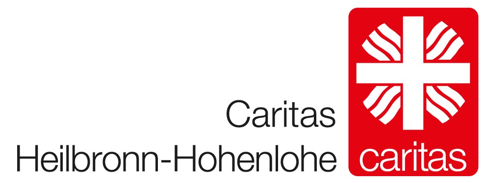 Logo der Caritas Heilbronn-Hohenlohe. Rechts ist das weiße Caritas-Kreuz in einem roten Quadrat dargestellt; links steht in schwarzer Schrift „Caritas Heilbronn-Hohenlohe“.